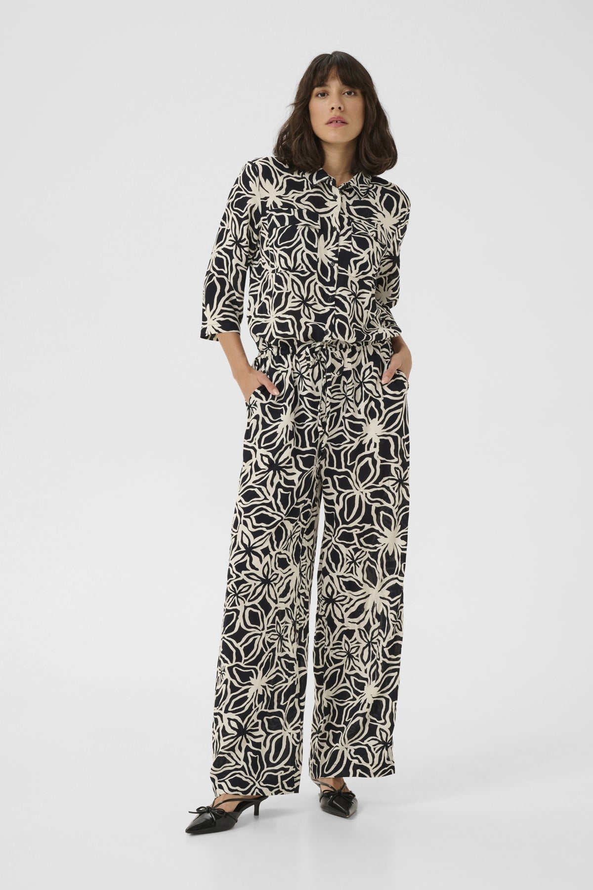 KAsanne Plain Weave Jumpsuit P Black / Light Beige Flower - 10509808