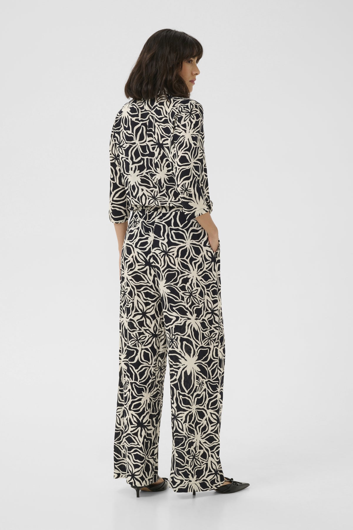 KAsanne Plain Weave Jumpsuit P Black / Light Beige Flower - 10509808