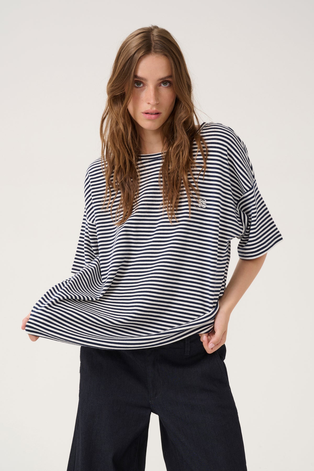 DanaMW Emb. Tee Navy W. Off White Stripe