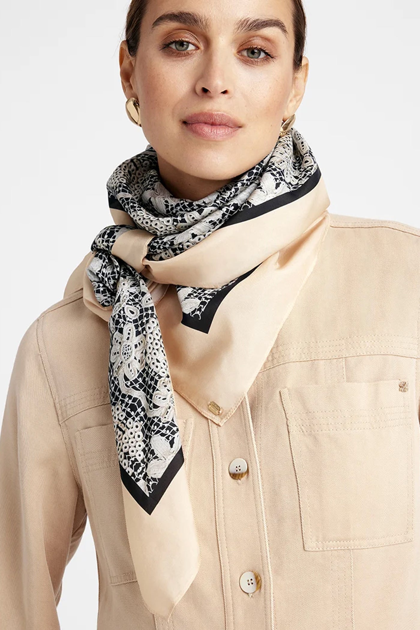 Inette, big printed silk scarf 81620-Black/Sand
