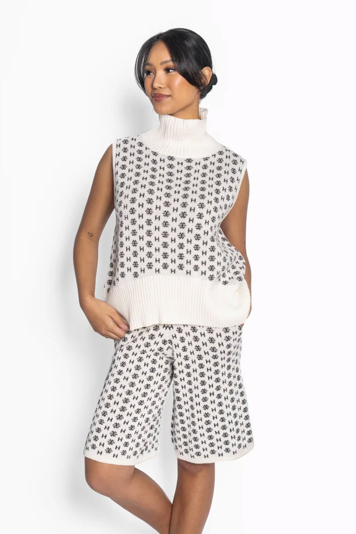 LOGO Vest 0003 White Alyssum