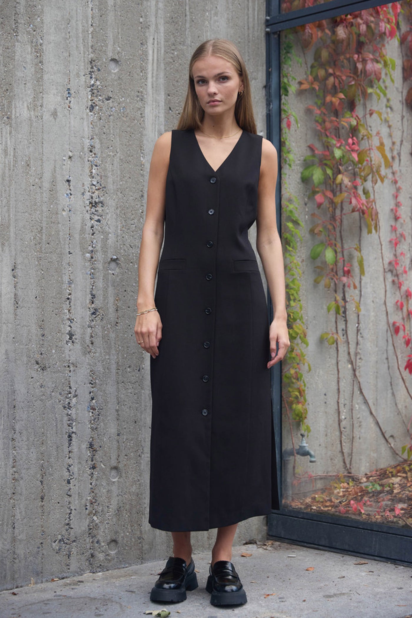 7099RDFBorghild dress 20 Black - RDF332
