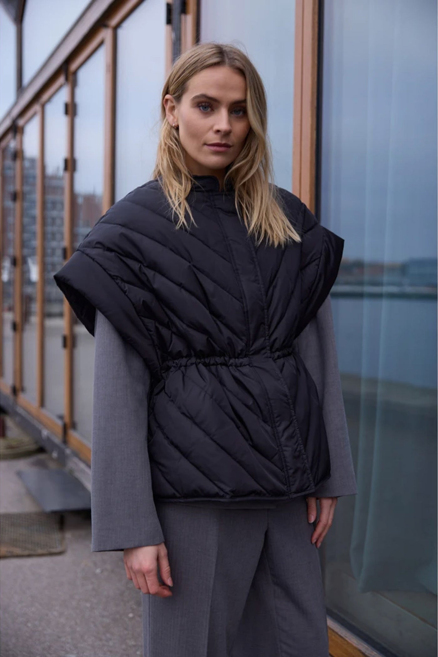 369HMBila cape 900 Black - HM1183